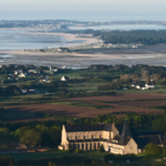 Abbaye Sainte Anne de Kergonan au bord de la mer